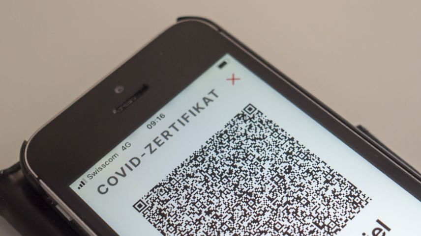 Digitaler Passierschein: Dank dem Covid-Zertifikat auf dem Handy ist der Zugang zu öffentlichen Innenräumen wie Restaurants problemlos möglich.
Foto: Daniel Zaugg