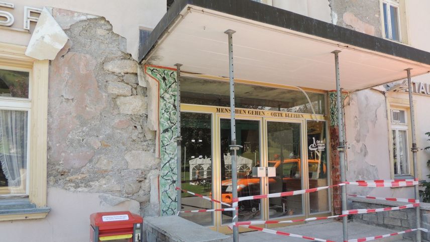 L’entrada vers la via da cumün da l’Hotel Tarasp ha stuvü gnir sgürada (fotografia: Benedict Stecher).