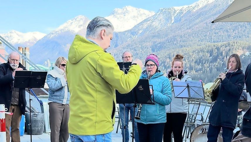 Die Musikgesellschaft Scuol hat ihrer langjährigen Präsidentin ein Überraschungsständchen gespielt. Foto: Fadrina Hofmann