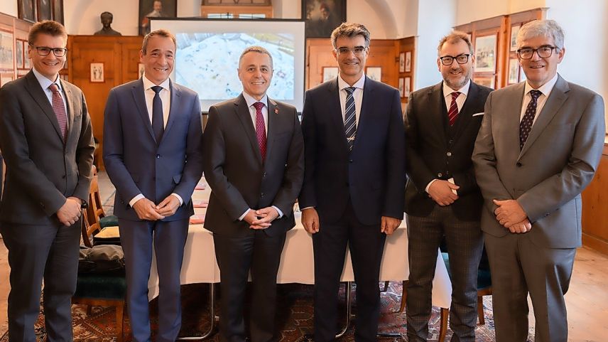 Von links: Kanzleidirektor Daniel Spadin, Regierungsrat Martin Bühler, Bundesrat Ignazio Cassis und Regierungsräte Marcus Caduff, Peter Peyer und Jon Domenic Parolini. Foto: Standeskanzlei