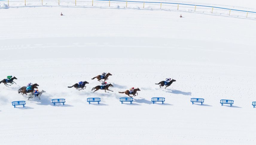 Spektakel pur auf eisigem Weiss: Die Jockeys treiben ihre Pferde beim Flachrennen zu Höchstleistungen. Foto: White Turf/Andrea Furger