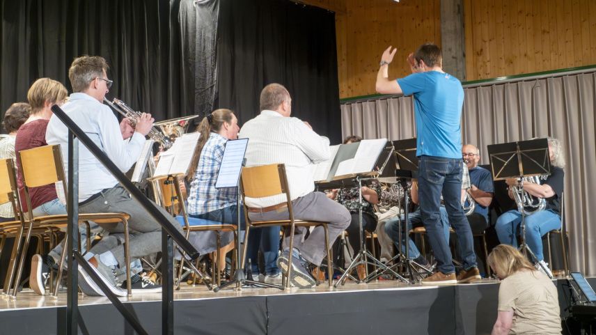 Die Musikgesellschaft übt für das Musikantentreffen in Tschechien. Anfänglich tönt nicht alles harmonisch. Foto: Marie-Claire Jur