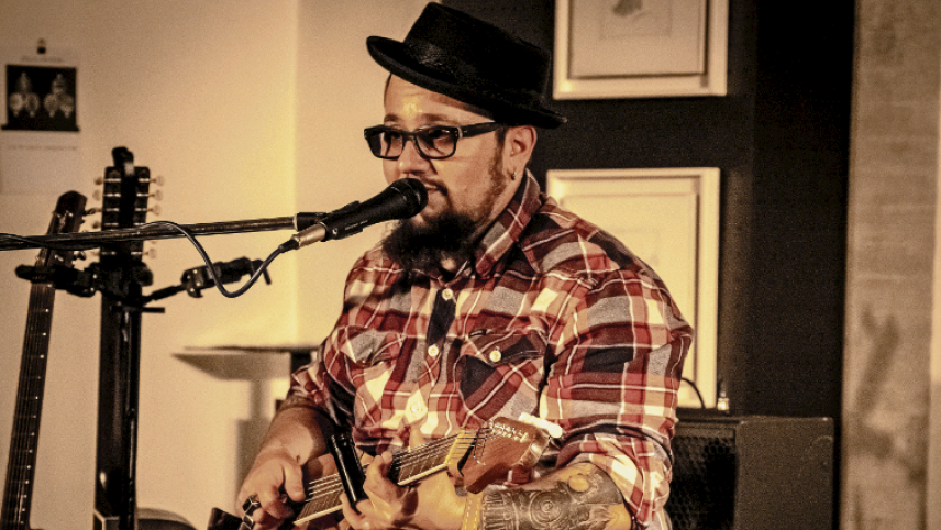 Marc Amacher ist Bluesmusiker aus dem Berner Oberland. Am Freitag spielte er in Samedan. Foto: Denise Kley