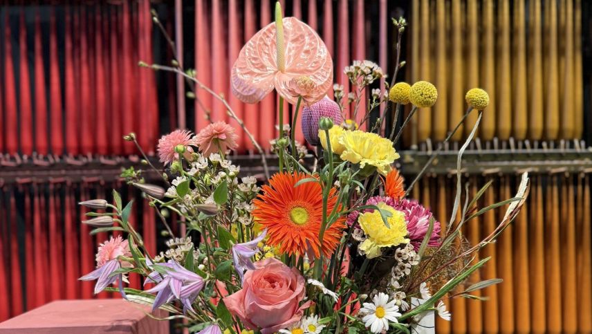 Floristinnen stellen Blumenkunstwerke her. Foto: Fadrina Hofmann