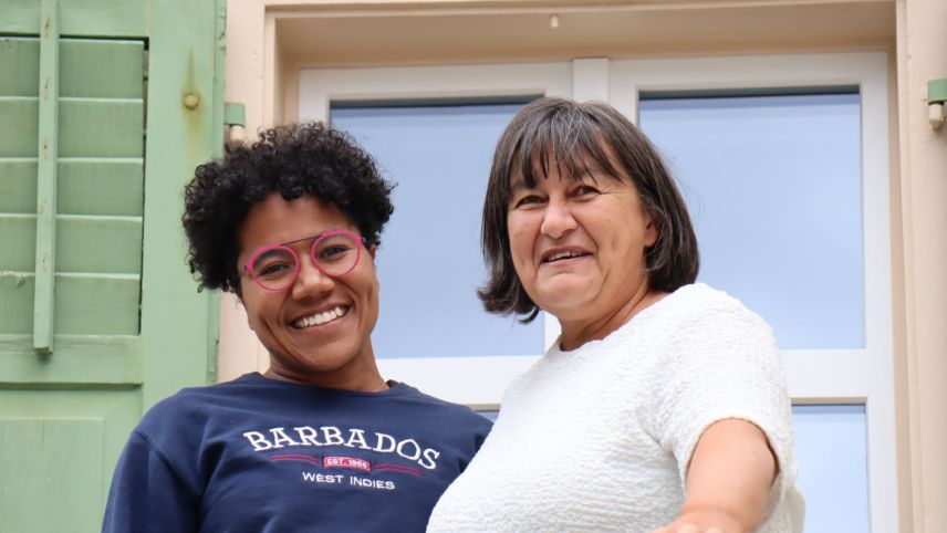 Jennifer Scantlebury e sia tanta, Anna Steivna Clavuot, davant l’Hotel Adler a Zernez (fotografia: Martin Camichel).