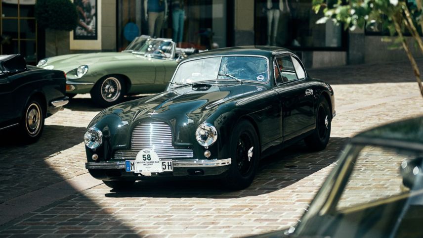 Nobel, elegant und auch abenteuerlich: Am Wochenende sind anlässlich des British Classic Car Meetings zahlreiche Oldtimer durch das Oberengadin gefahren. Fotos: z. Vfg