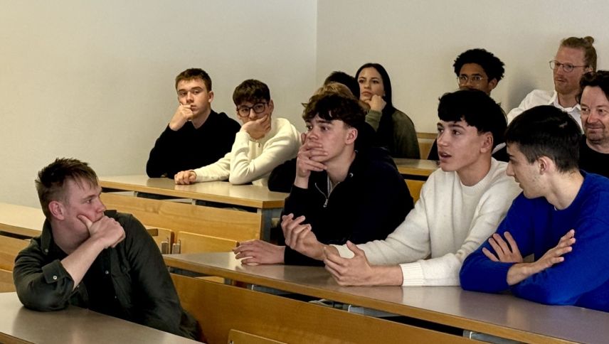 Die Lernenden nehmen rege am Unterricht teil. Foto: Fadrina Hofmann