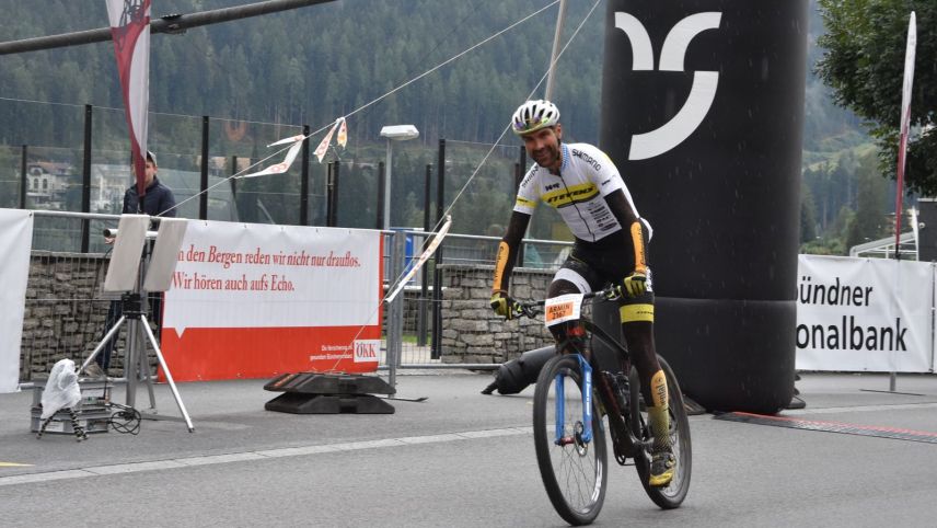 Der deutsche Armin Hackl gewinnt das Rennen über 70 Kilometer von Livigno nach Scuol (Foto: Nicolo Bass).