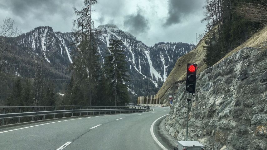 Eine rote Baustellen-Ampel ist nur etwas für starke Nerven. Foto: Daniel Zaugg