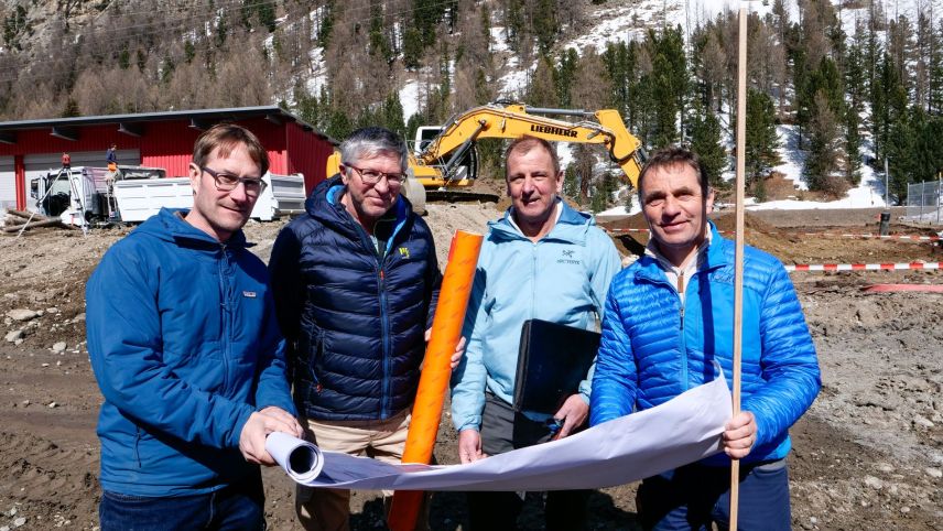 «Nichts ist so beständig wie der Wandel.» Diese Weisheit des Philosophen Heraklits von Ephesus kennen auch die vier Schreinerunternehmer Stefan Trutmann, Thomas Faller, Conradin Schwab und Peter Alder (v.l.). Foto: Jon Duschletta
