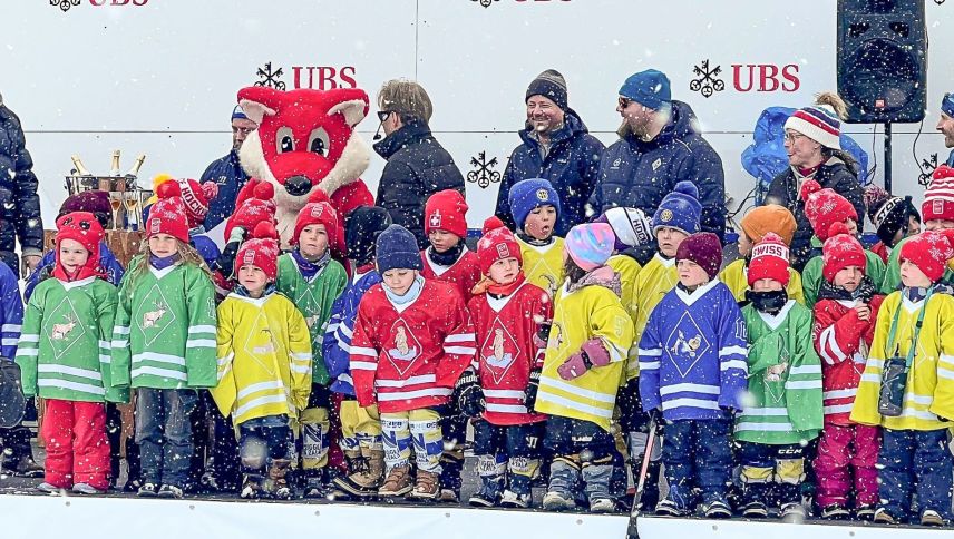 Umringt vom regionalen Hockey-Nachwuchs überreicht Philipp Käslin (Bildmitte) dem Nachwuchssponsoring-Preis. 		Foto: z. Vfg