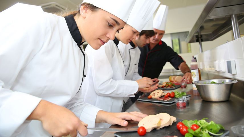 In Zukunft werden an der Gewerbeschule Samedan zwei Mal jährlich vierwöchige Ausbildungsblöcke für angehende Köchinnen und Köche durchgeführt. Die Kurse stehen allen Kantonen offen. Foto: GastroGraubünden