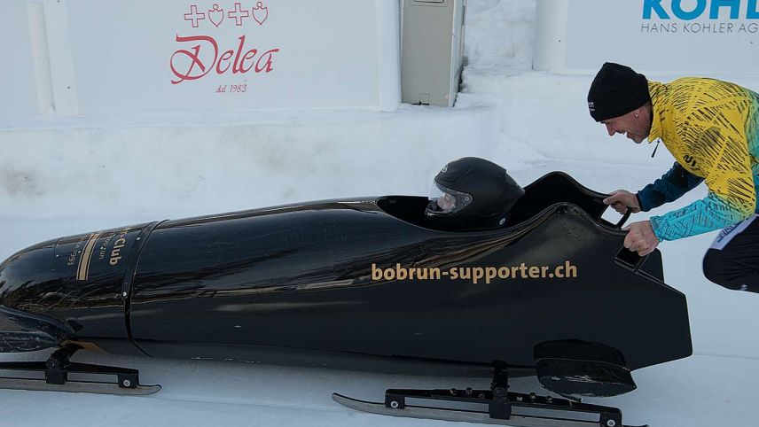 Immer noch schnell unterwegs: Beat Hefti schiebt einen seiner Bobschüler am Start an. Fotos: Reto Stifel