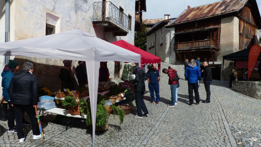 In sonda han ils preschaints al marchà da Tschlin gnü pro ora plütöst fraida, ma almain sütta, gronda schelta da tuottas sorts prodots (fotografia: Flurin Andry).