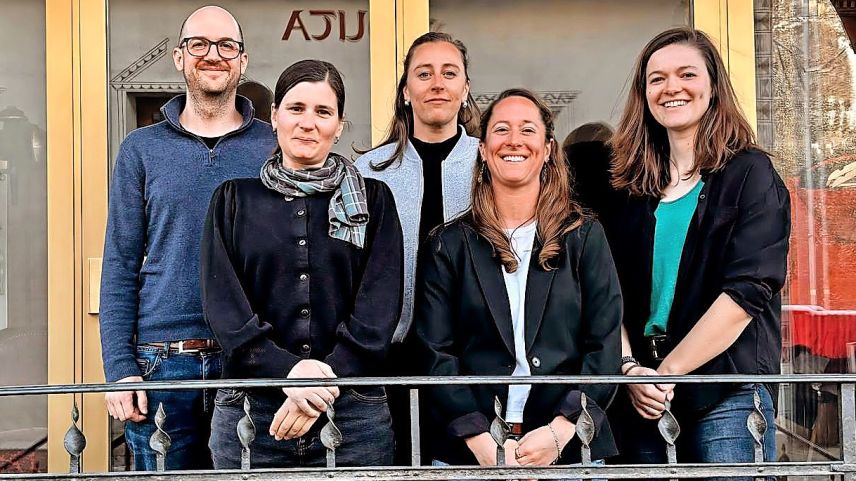 La suprastanza actuala da l’Uniun dals Grischs (da schnestra): Jon Duri Pult, Fadrina Hofmann, Carmen Baumann, Victoria Mosca e Gianna Duschletta. fotografia: Uniun dals Grischs
