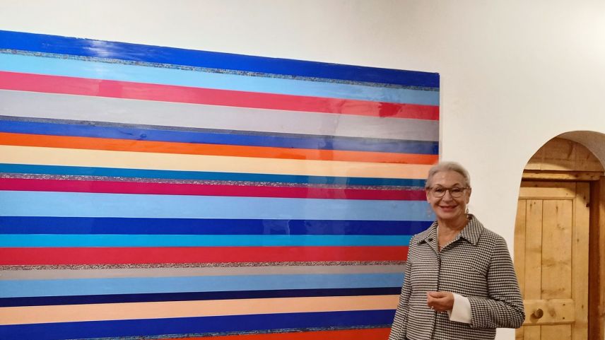 Die Künstlerin Verena Vanoli vor einem ihrer Objektbilder in der Galerie Peter Vann.
Foto: Claudine Rindlisbacher