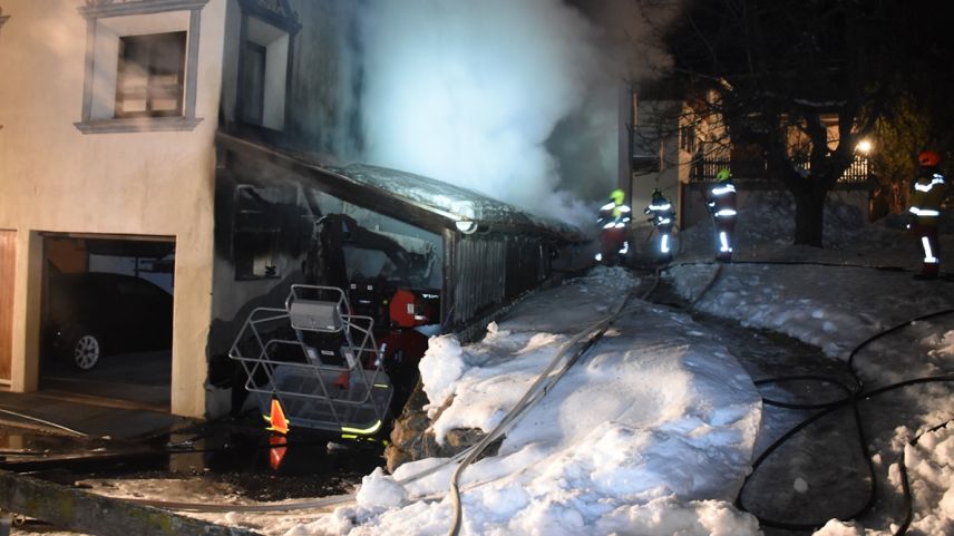 Die Feuerwehr Val Müstair konnte ein Übergreifen des Feuers auf das Hauptgebäude verhindern.
