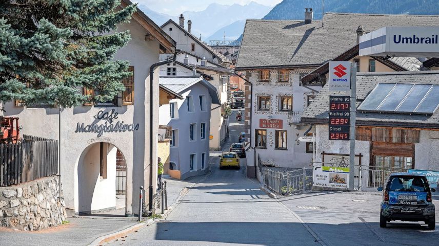 La via stretta da Sta. Maria, ingio cha tuot il trafic sto passar tras. Impustüt dürant ils dis cun grond travasch procura quist traget per colonnas e  per ün caos in e dadour Sta. Maria (fotografia: Mayk Wendt).