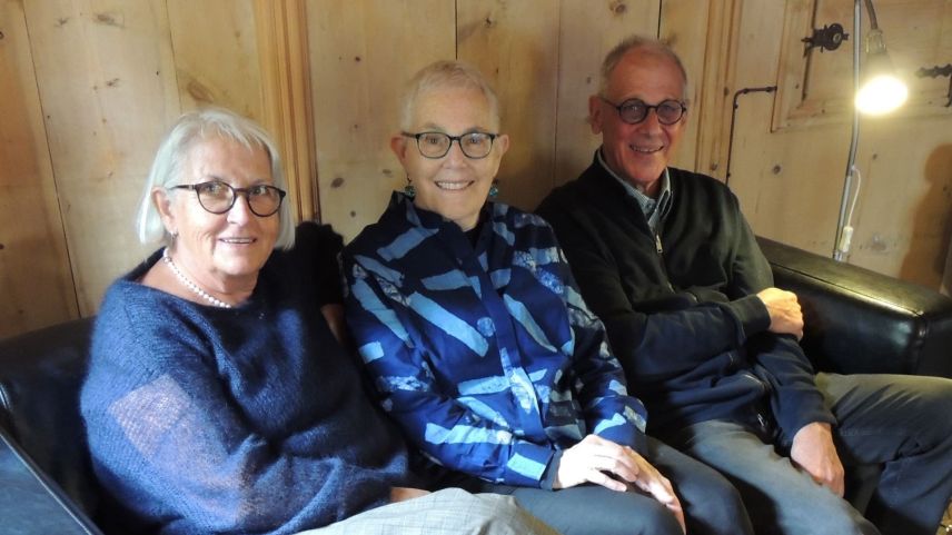 Beatrice Lanter, Gina Ballinger ed Albert Lanter s’allegran da l’exposiziun (fotografia: Benedict Stecher).