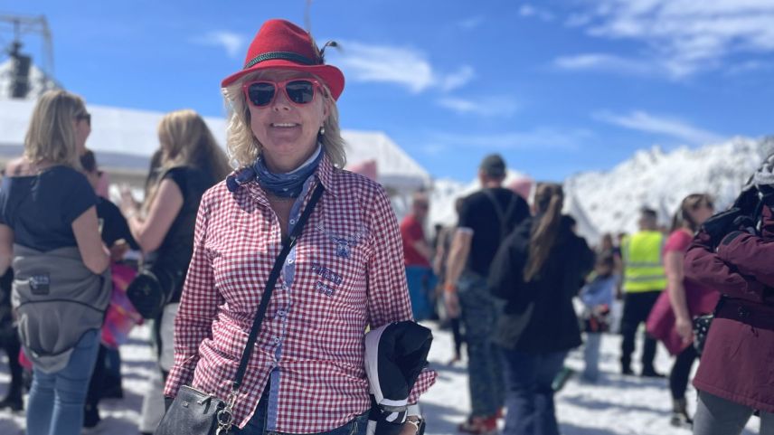 Diese Dame ist aus Basel angereist, um Andreas Gabalier zu sehen und zu hören. Foto: Fadrina Hofmann