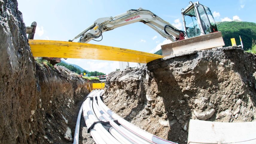 Ils cumüns da l’Engiadina Bassa ed il Chantun investischan ill’infrastructura da transmissiun a spectrum ultralarg. Da quai profitan uossa impustüt las  intrapraisas da l’Engiadina Bassa (fotografia: Mayk Wendt).