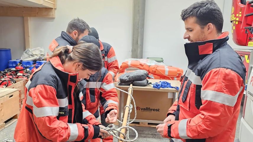 Ils Pumpiers Pisoc constatan chi gnia adüna plü greiv da recrutar caders. Üna lezcha centrala da quels es da preparar las lecziuns d’exercizi pel corp da pumpiers (fotografia: Pumpiers Pisoc).