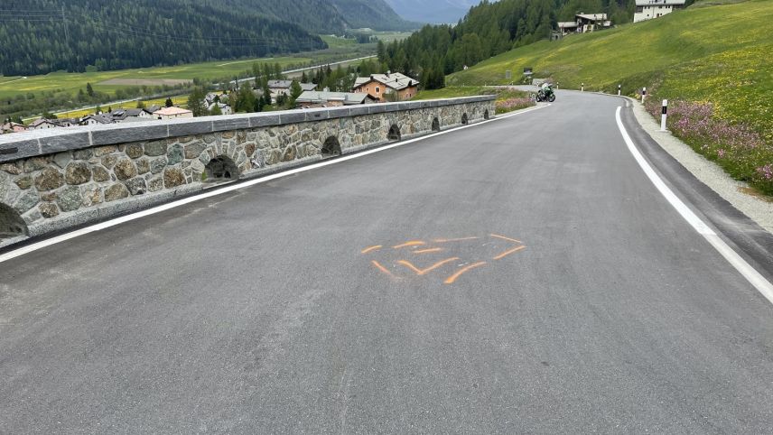 Auf der Südseite des Albulapasses kam es am Sonntagmittag zu einem Motorradunfall. Foto: Kanstonspolizei