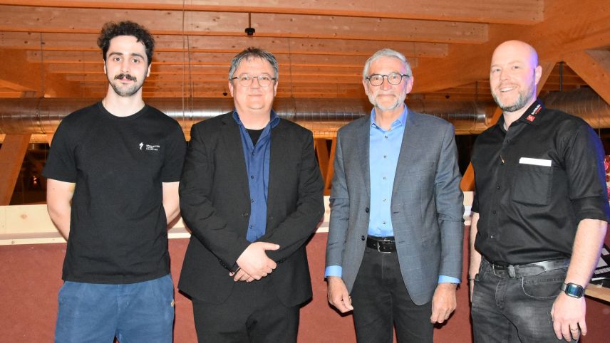 Nouvs commembers illa suprastanza da la Società da commerzi e mansteranza Engiadina Bassa. Da schnestra: Jon Fanzun, il nouv president Jon Armon Strimer, il president partent Richard à Porta e Stefan Kläy (fotografia: Nicolo Bass).