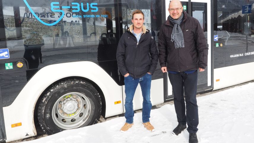 Andi Cortesi, Betriebsleiter Engadin Bus (links) und Ralf Kollegger, Unternehmensleiter der Bus und Service AG, sind gespannt, wie sich der neue E-Bus «MAN Lion’s City 12E» im Alltag bewähren wird.            Foto: Marie-Claire Jur