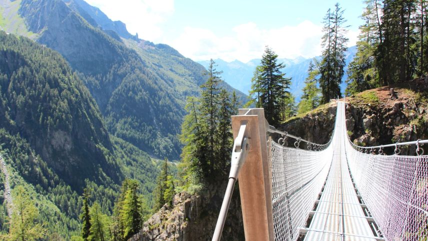Über den neuen Weg mit vier Hängebrücken geht es von Bondo 1500 Höhenmeter hinauf ...