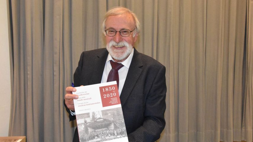 Curdin S. Brunold ha preschantà in sonda passada seis cudesch davart l’istorgia instrumentala da las musicas in Engiadina. Var 200 persunas han tut part  a la vernissascha ad Ardez (fotografia: Nicolo Bass)