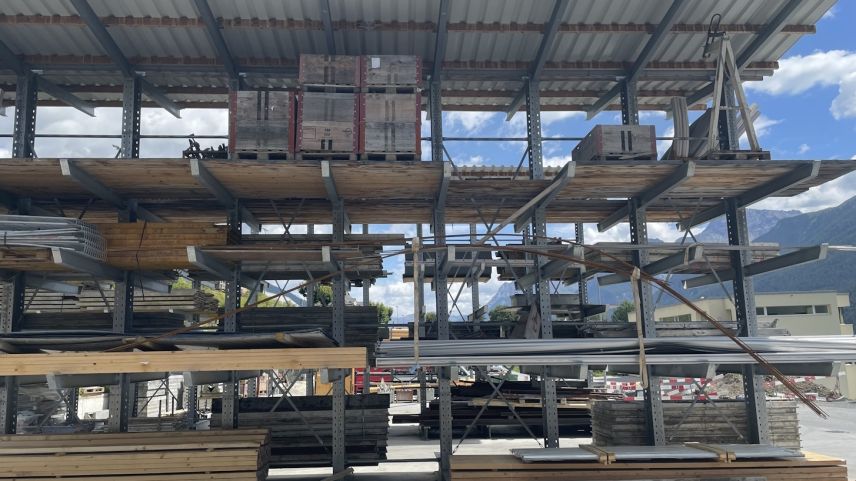 Der Arbeiter erlitt beim Sturz Verletzungen unbestimmten Grades.