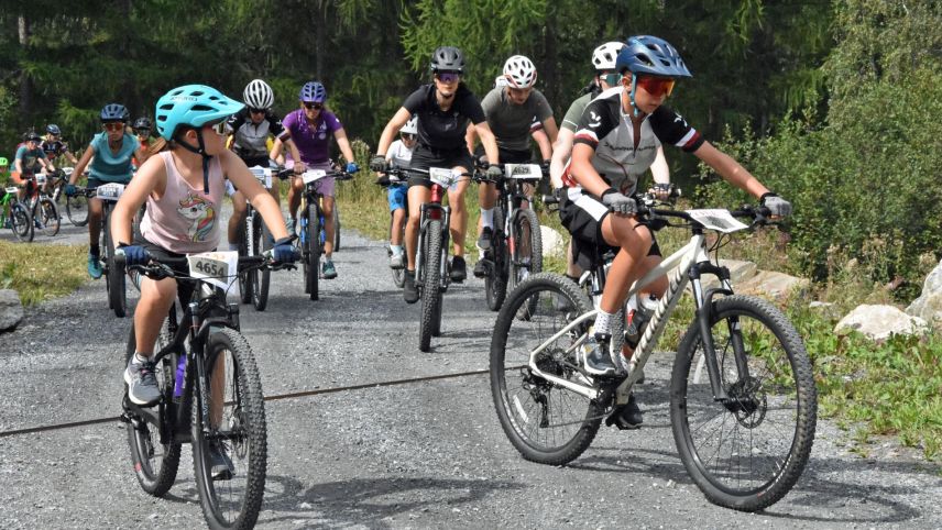 Rund 1600 Teilnehmerinnen und Teilnehmer aller Altersklassen haben am Nationalpark Bike-Marathon teilgenommen (Foto: Nicolo Bass).