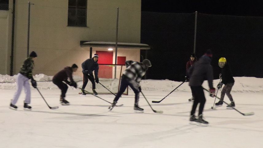 Sanda passeda s’haun chattedas tschinch giuventünas a S-chanf pel turnier tradiziunel da hockey (fotografia: Martin Camichel).