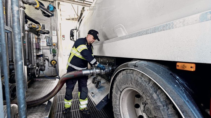 Der Tankwagen wird mit dem neuen Kraftstoff befüllt. Foto: Andrea Furger