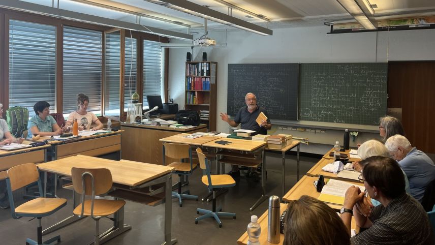 14 partecipantas e partecipants haun visito quist an il seminar culturel cun Chasper Pult (fotografia: Martin Camichel).