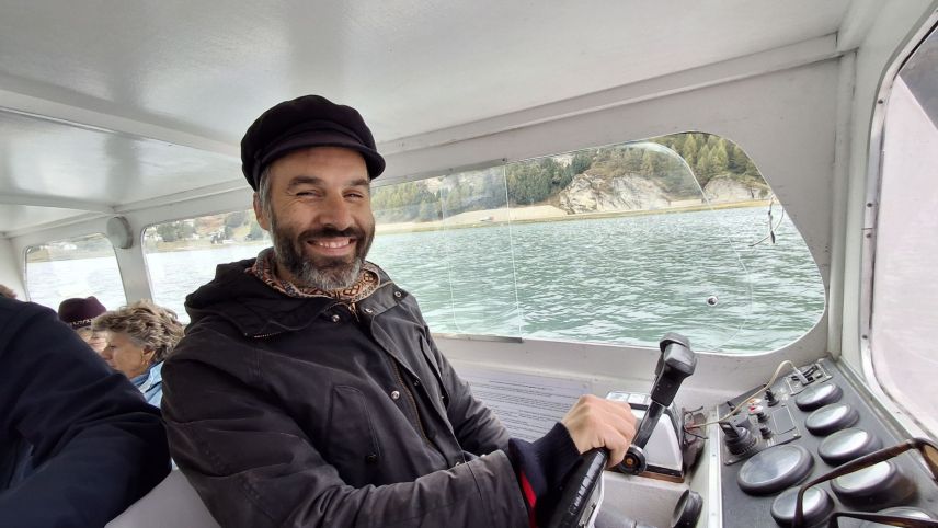 Am 18. Oktober 2024 hat Luca Crosta (40) das Schiffsführerpatent auf dem Silsersee erhalten und möchte 2025 Franco Gianis Nachfolge im Oberengadin antreten. 
