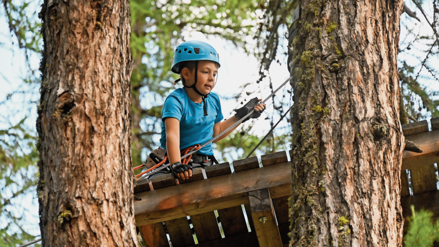 Der Seilpark in Pontresina und River Rafting in Scuol gehören wie jedes Jahr zu den beliebtesten Aktivitäten der Kinder im Junior Day Camp. Ein Highlight dieses Jahr war auch das Dekorieren von Cup Cakes. Foto: Yanik Naré
