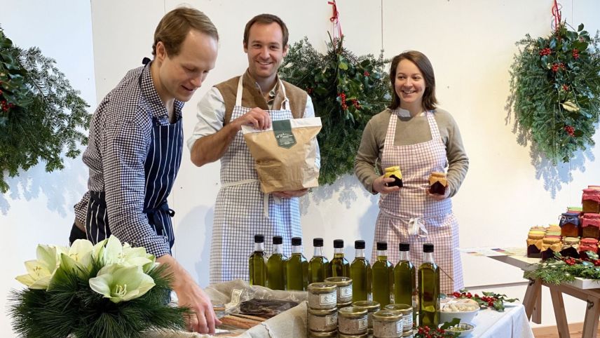 Georg Hammer, Rémy und Lucie Bailloux präsentieren ihre Spezialitäten wie den Panettone fichi, mele et noci (Foto: z. Vfg).