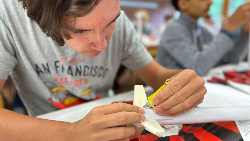 Passa 120 giuvenils svizzers sun quist eivna a S-chanf in ün champ da  vacanzas organiso dal club «Pro Aero» (fotografia: RTR).