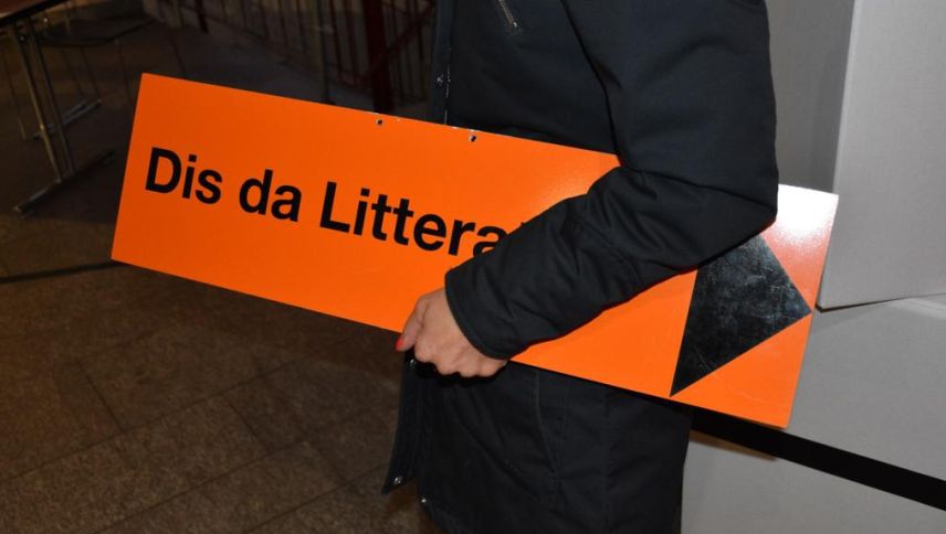L’organisaziun ha tut suot bratsch ils «Dis da litteratura» ed ha fat müdada pel principi da november da Domat a Cuoira. Pella prüma jada vain il festival litterar rumantsch organisà illa chapitala grischuna (fotografia: RTR).