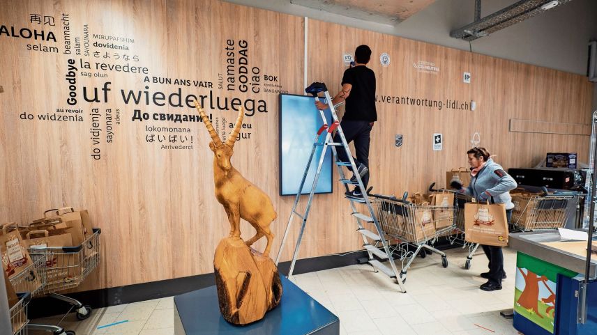 Ein hölzerner Steinbock begrüsst die Gäste. 