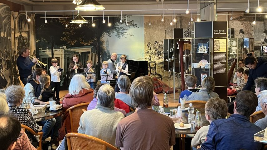 Das vollbesetzte Caferama war Gastgeber für ein weiteres Adventskonzert der Musikschule Oberengadin. Foto: Andrea Gutgsell