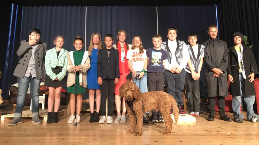 La squedra da teater da S-chanf cun lur chaun da scoula Fox. fotografia: Martin Camichel