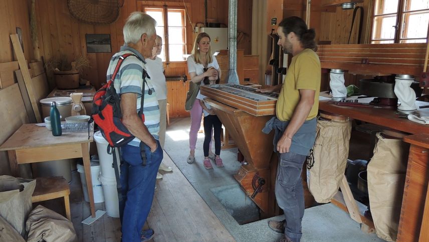 Stephen Palmer preschainta a gruppas interessadas co cha’l muglin da Tarasp funcziuna – sco per exaimpel in gövgia passada pro üna visita guidada (fotografia: Benedict Stecher).