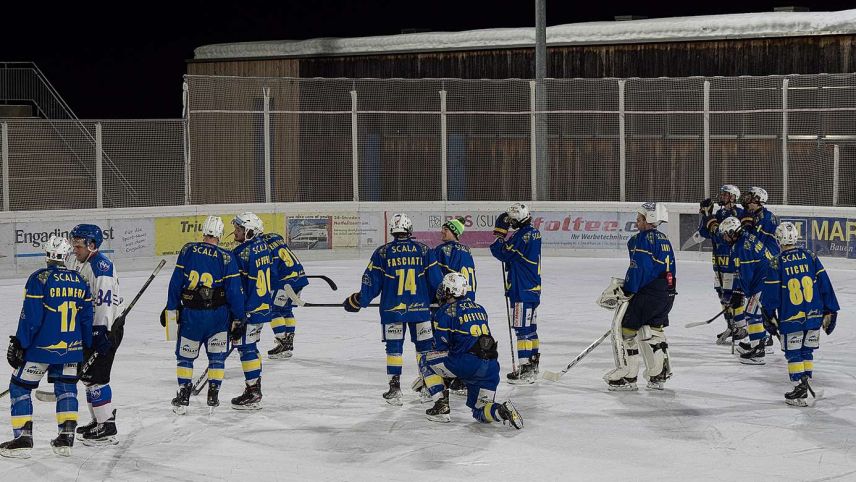 Am Schluss blieb nur die Enttäuschung: Die Spieler des EHC St. Moritz nach der Niederlage vom letzten Dienstag, welche gleichbedeutend ist mit dem Ausscheiden aus den Play-offs. Foto: Reto Stifel