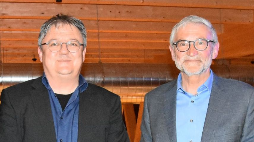 Jon Armon Strimer (a schnestra) es il nouv president da la Società da commerzi e mansteranza Engiadina Bassa. El succeda a Richard à Porta (fotografia: Nicolo Bass). 