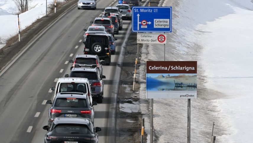 Zeitweise staute der Verkejr zwischen Samedan und St. Moritz. Foto: Reto Stifel