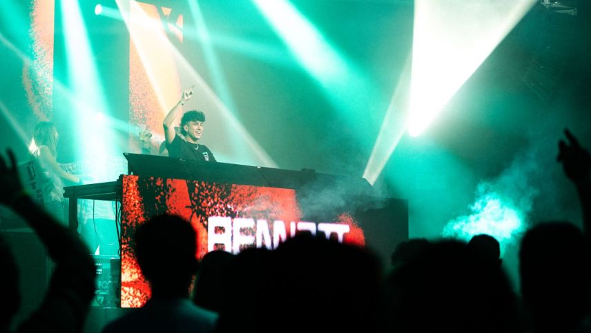 Hat das Rondo fast zwei Stunden lang tanzen lassen: der Deutsche DJ und Produzent Bennett. Foto: Corina Holderegger / Cedric Kalt