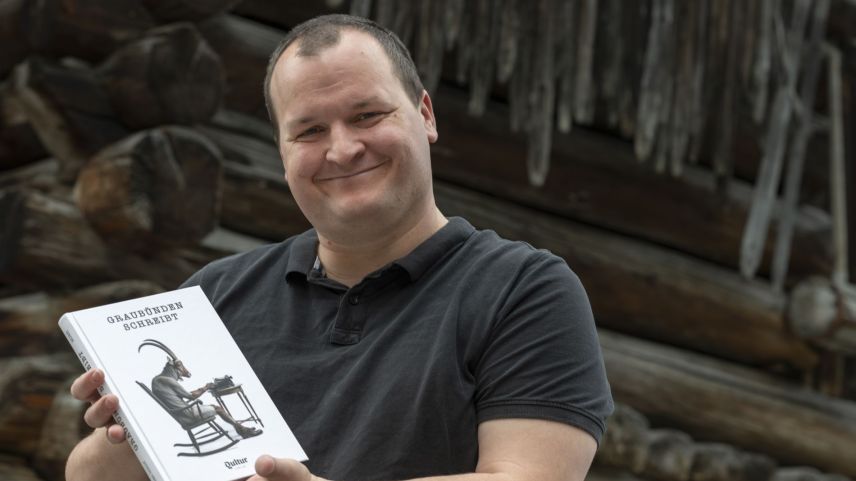 Autor Christian Imhof und sein jüngstes Werk. Foto: Qultur Verlag